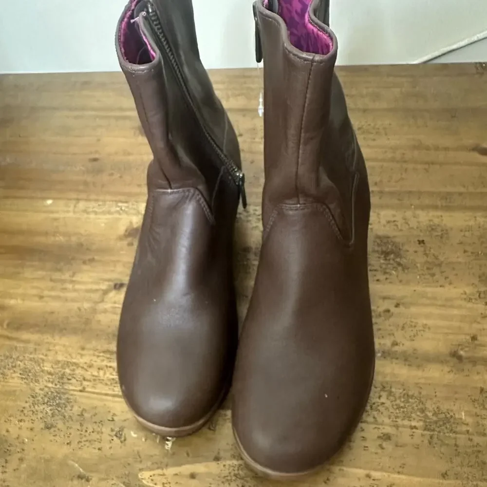 CROCS A-Leigh Leather Bootie Espresso/Walnut boots,size 6.5